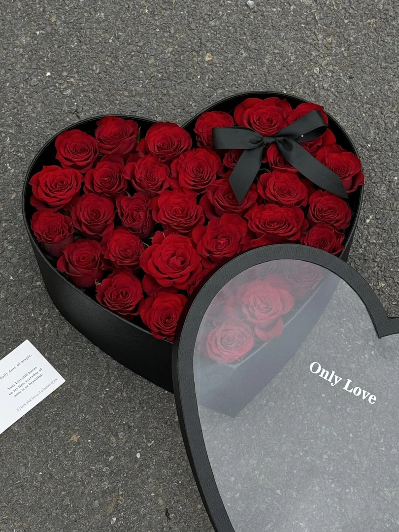 33朵红玫瑰心形礼盒花束