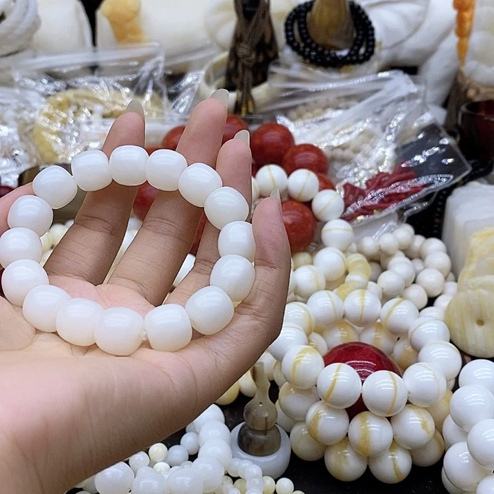 佘**福珠子的颜色是红色的