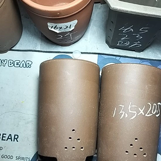 大笔筒两个紫砂花盆