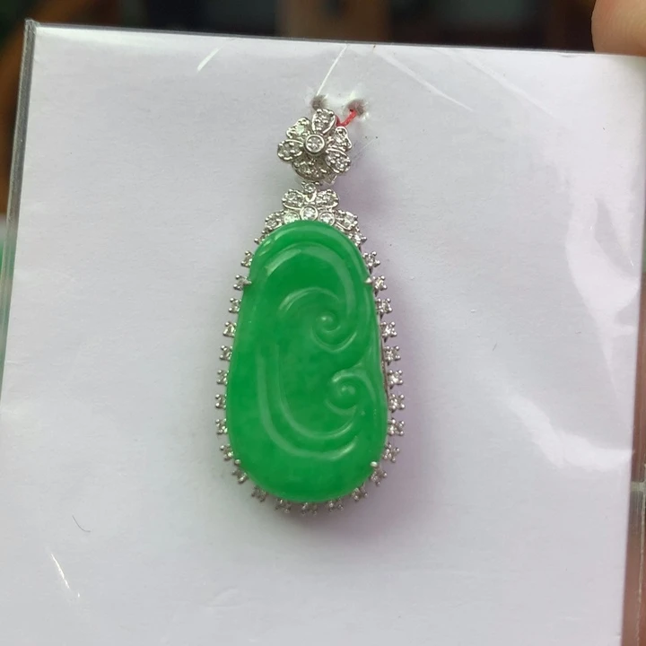 翡翠18K金镶嵌颈饰翡翠
