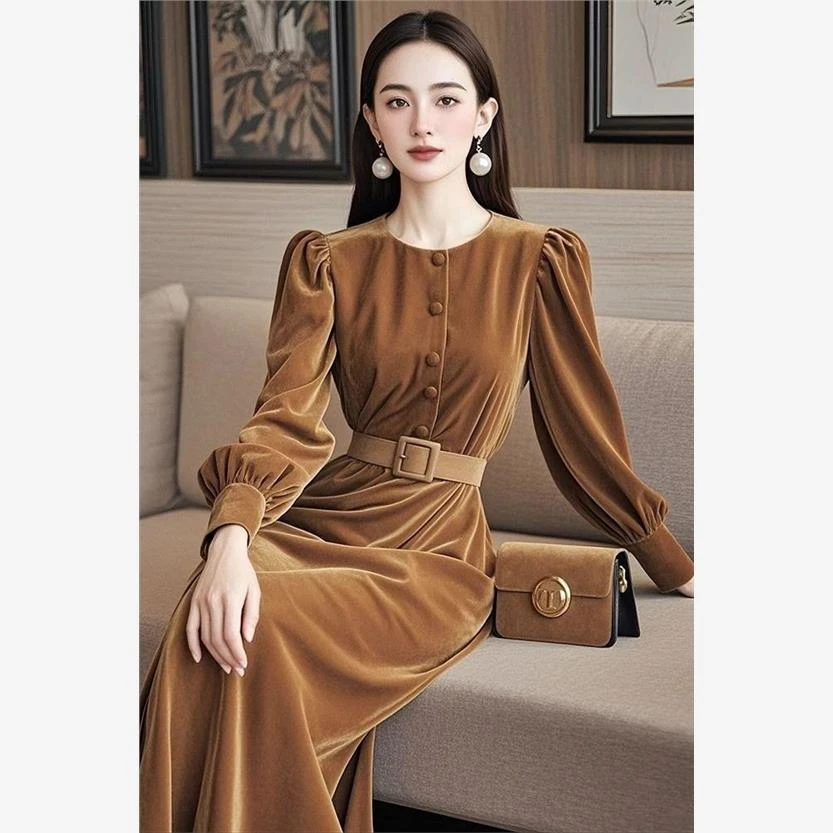 秋冬法式赫本风轻奢高级感超好看气质高端收腰棕色金丝绒连衣裙女