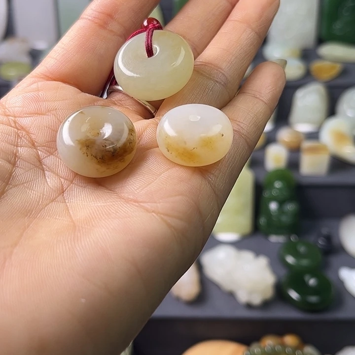 和田玉（糖玉）未镶嵌颈饰其中的一件
