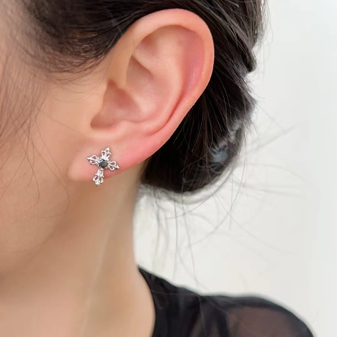 铜合金耳饰  镀k金 2025款C6711【暗黑十字】AUYING MUMU 耳钉