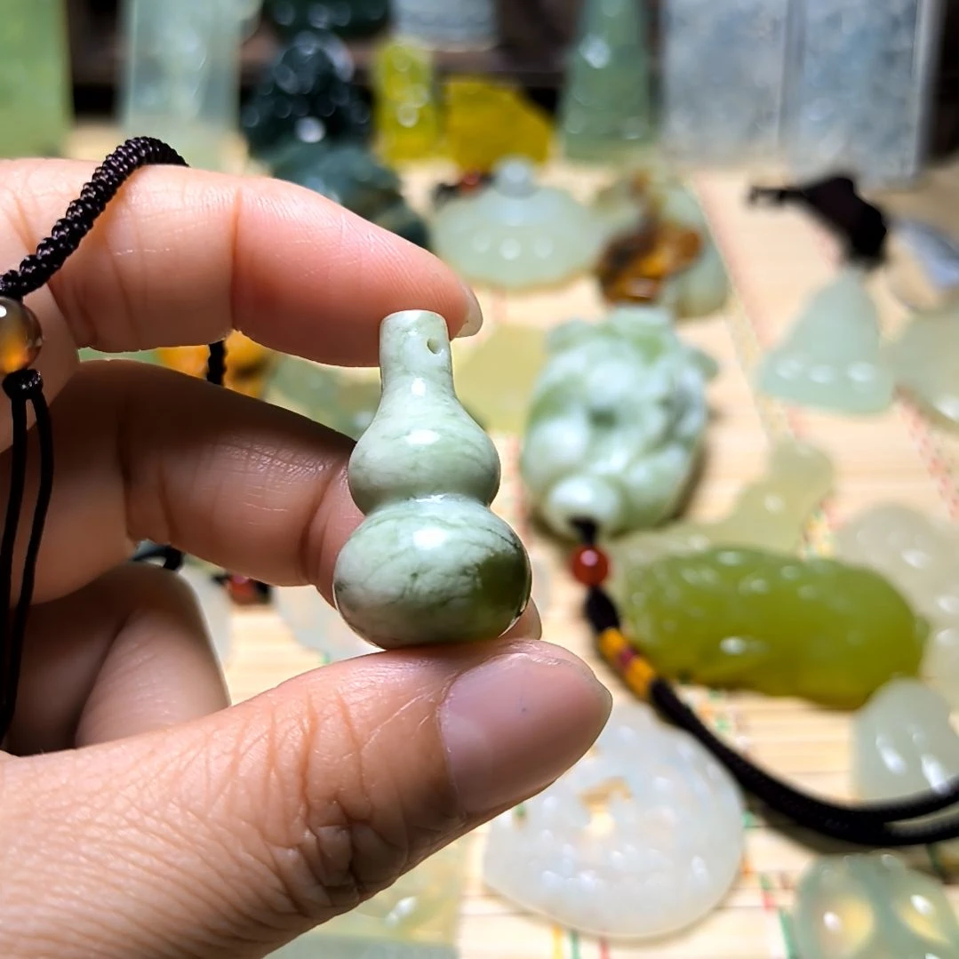 岫玉未镶嵌吊坠(不含链)r****n