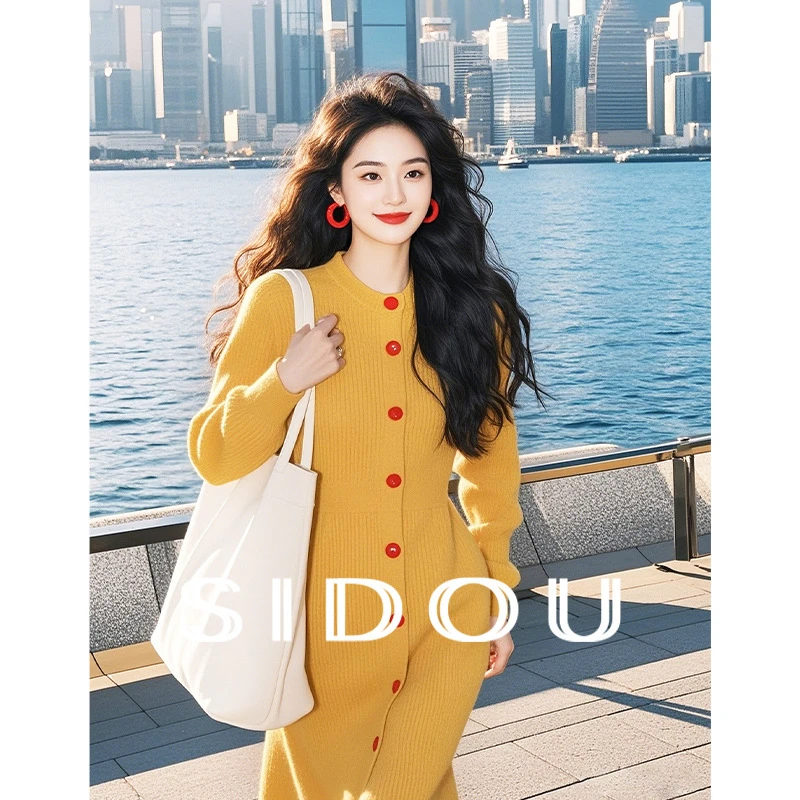 冬天配大衣的裙子富家千金高级感穿搭黄色圆领单排扣针织连衣裙女