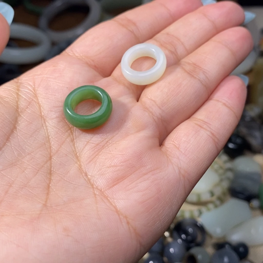 张***墨和田玉未镶嵌颈饰