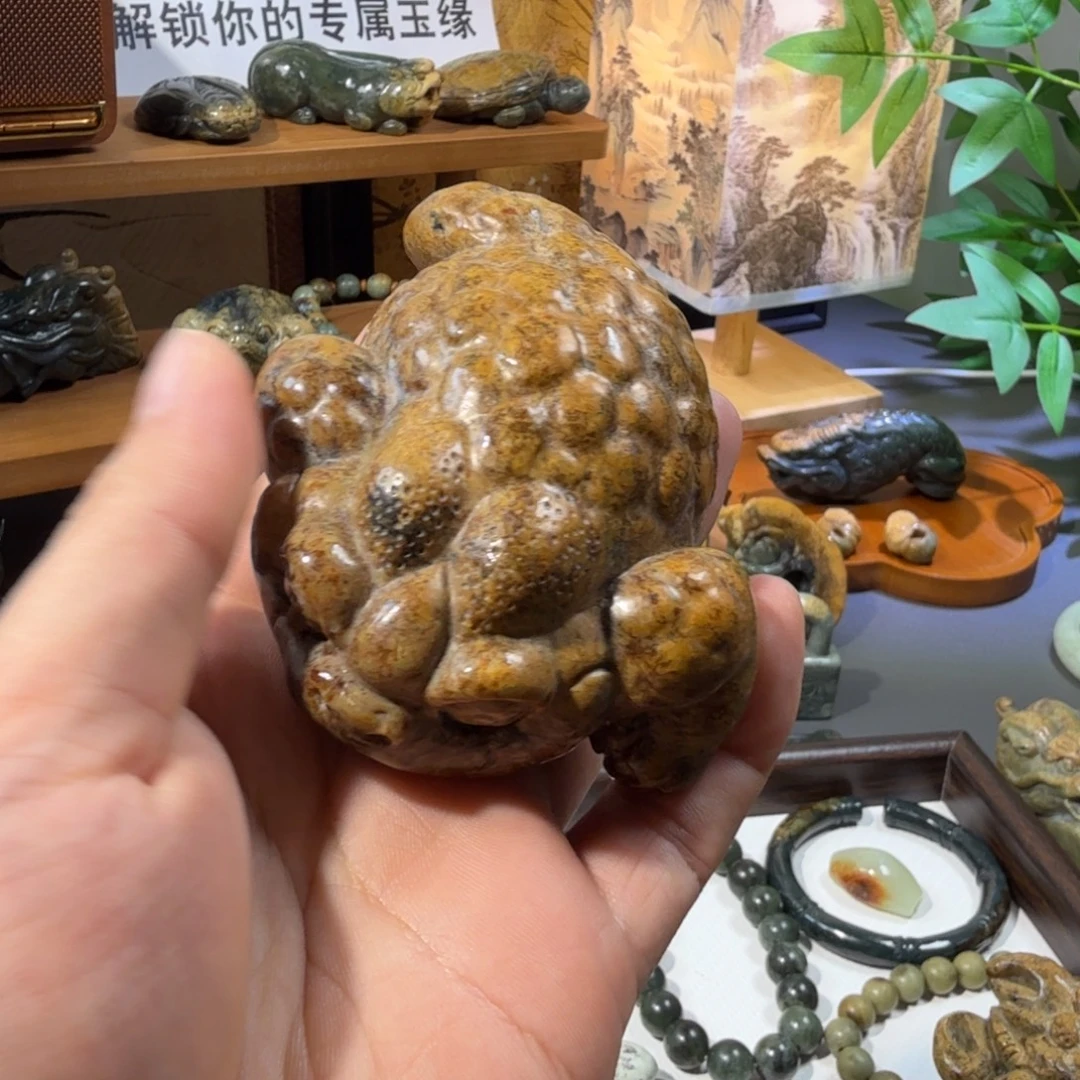 岁***秋未镶嵌透闪石-蛇纹石玉金蝉