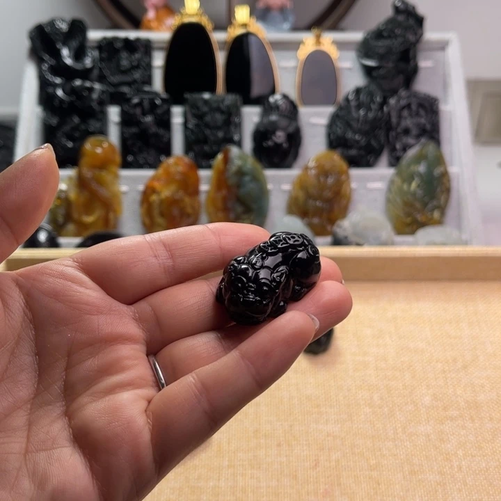 蛇纹石玉未镶嵌颈饰清****?