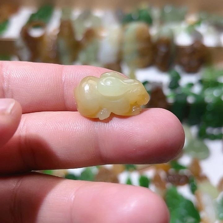 颈饰未镶嵌和田玉（糖玉）