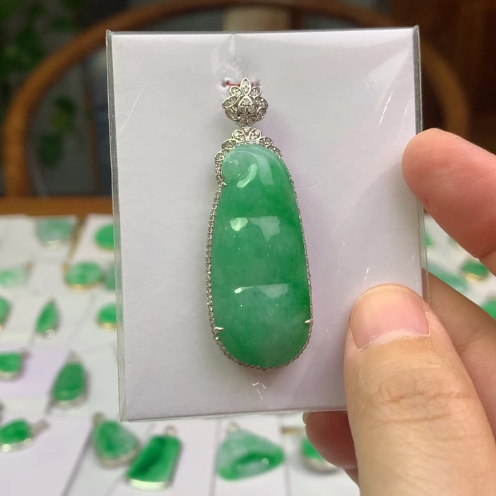 翡翠18K金镶嵌颈饰翡翠吊坠