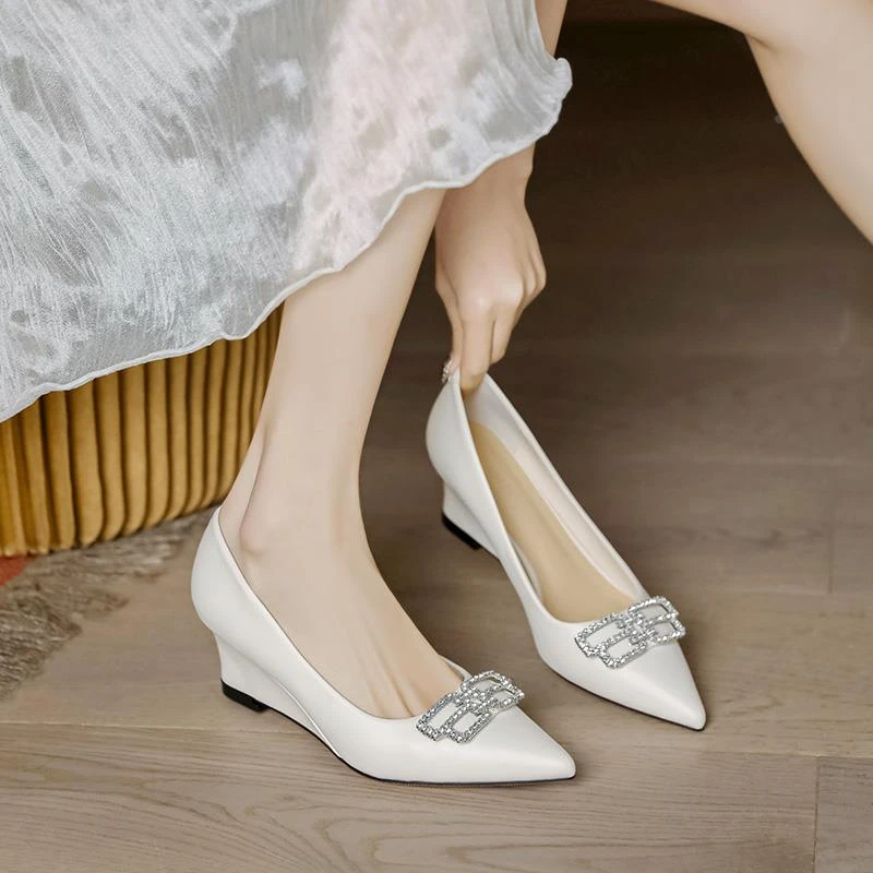 法式尖头高跟鞋女坡跟2025新款水钻扣高级感职业通勤风气质单鞋女