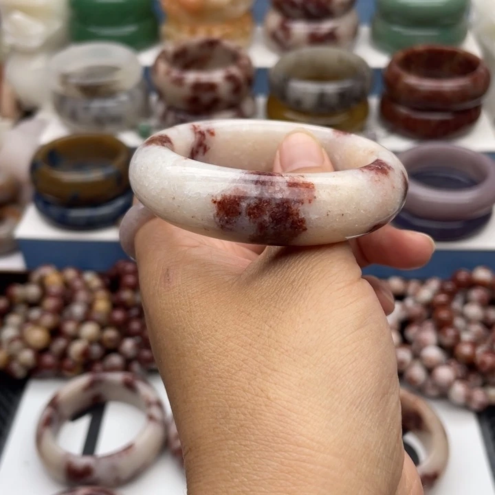 嘉***江石英质玉（佘太翠）未镶嵌手镯