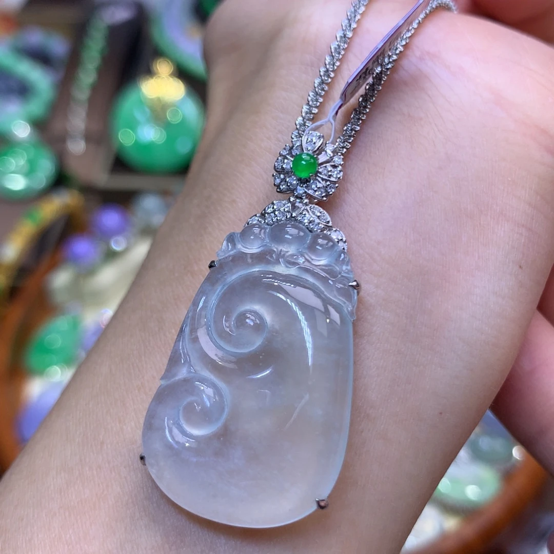 翡翠18K金镶嵌颈饰