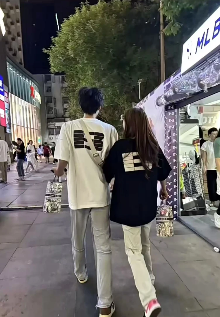 Bo立体发泡擦绒宽松短袖