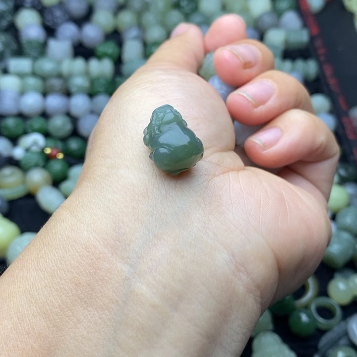 大***面和田玉未镶嵌颈饰