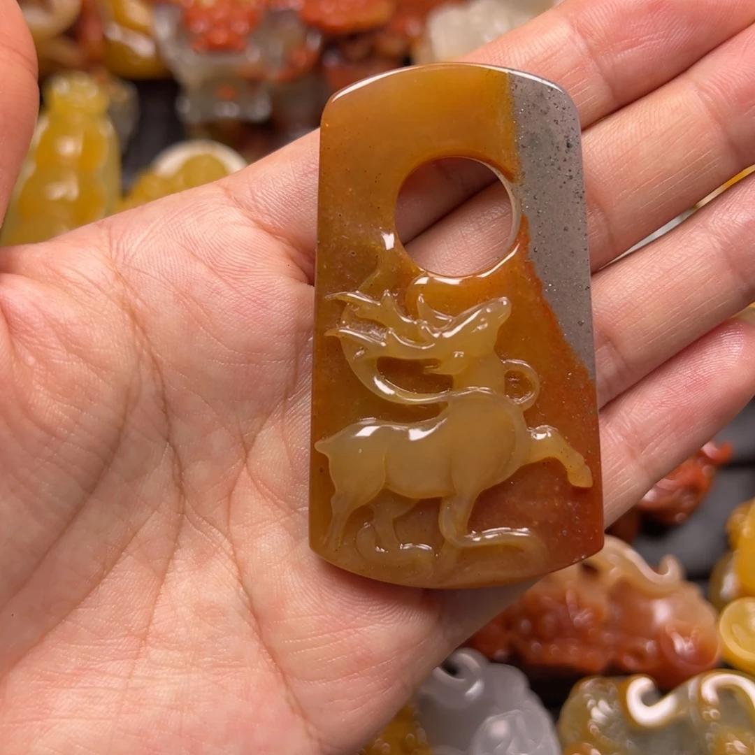 石英质玉（黄龙玉）未镶嵌颈饰
