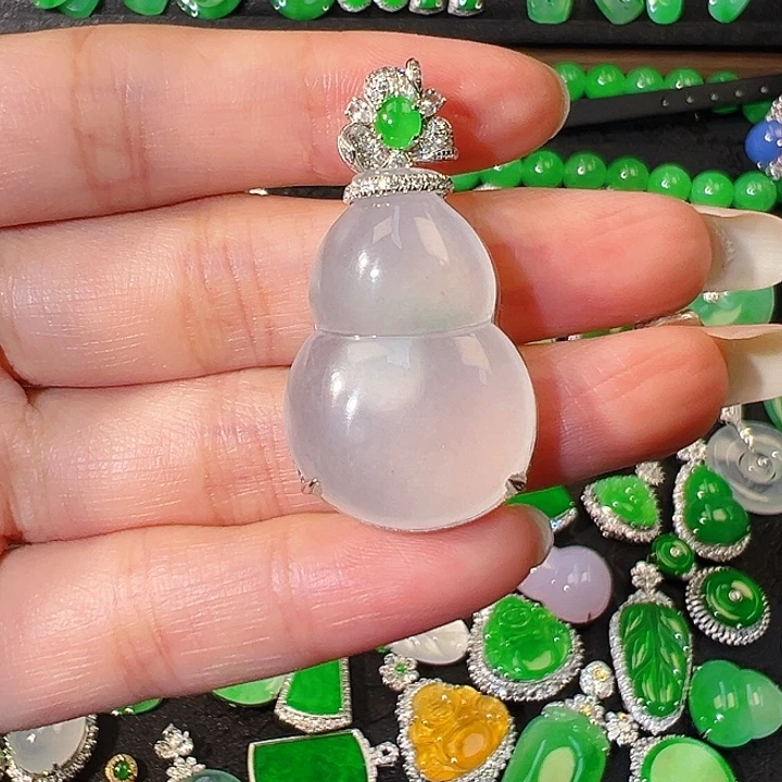 翡翠18K金镶嵌颈饰吊坠