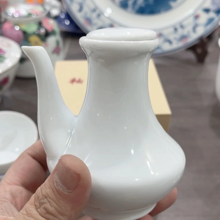 壶釉下五彩的瓷器和