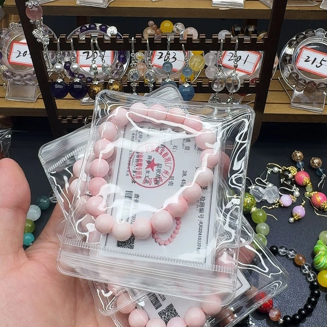 未镶嵌水晶手链美女