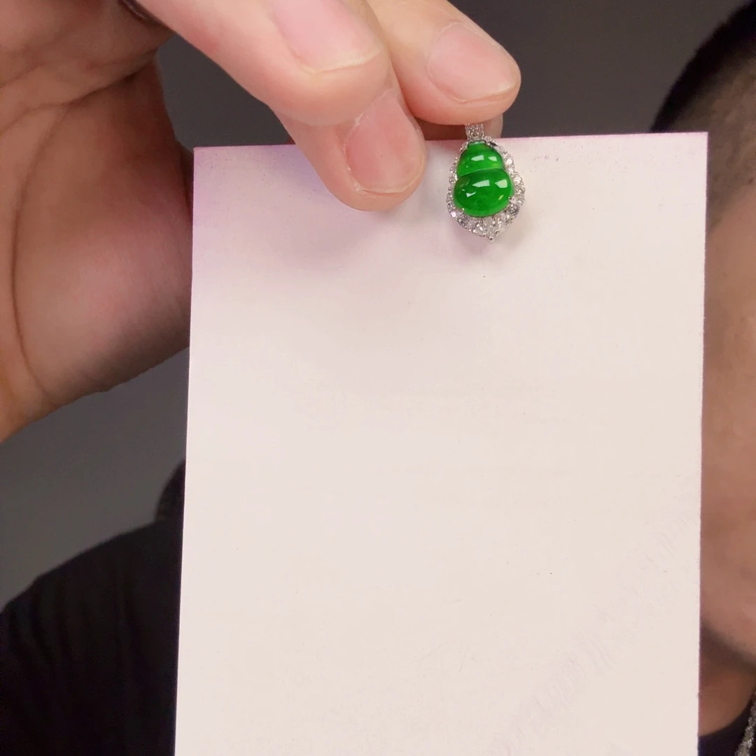 翡翠未镶嵌颈饰一件