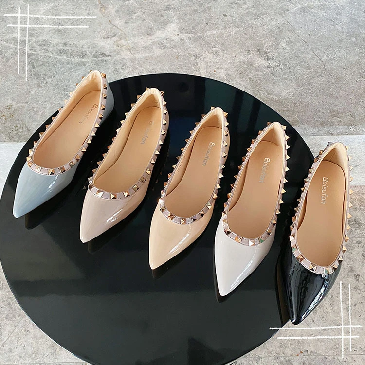 铆钉鞋子女2025新款尖头浅口时尚百搭平底软底黑色柳丁单鞋低跟鞋