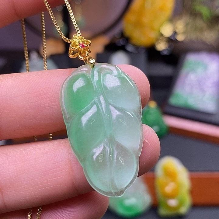 翡翠未镶嵌吊坠(赠链)