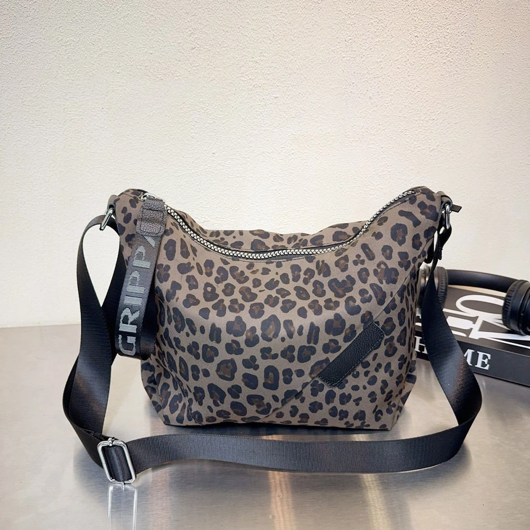 休闲包包女豹纹2025新款单肩包通勤洋气时尚斜挎包百搭帆布包饺子