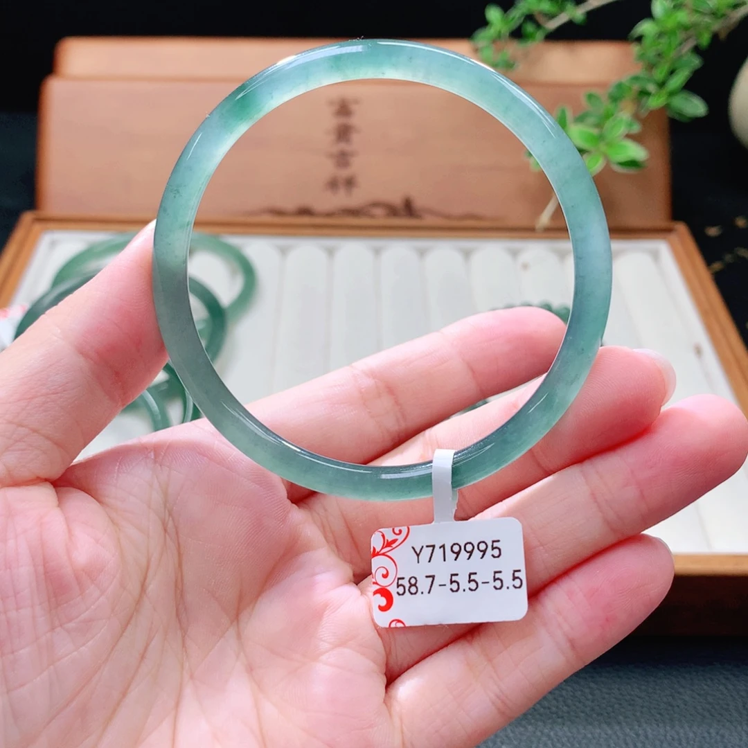 未镶嵌手镯（圆镯）翡翠