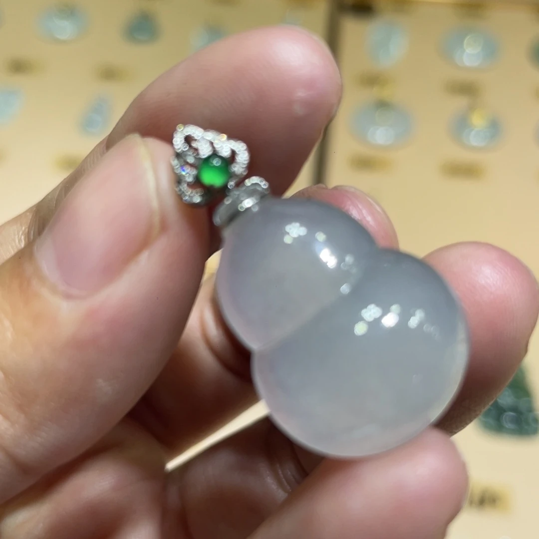 颈饰18K金镶嵌翡翠葫芦