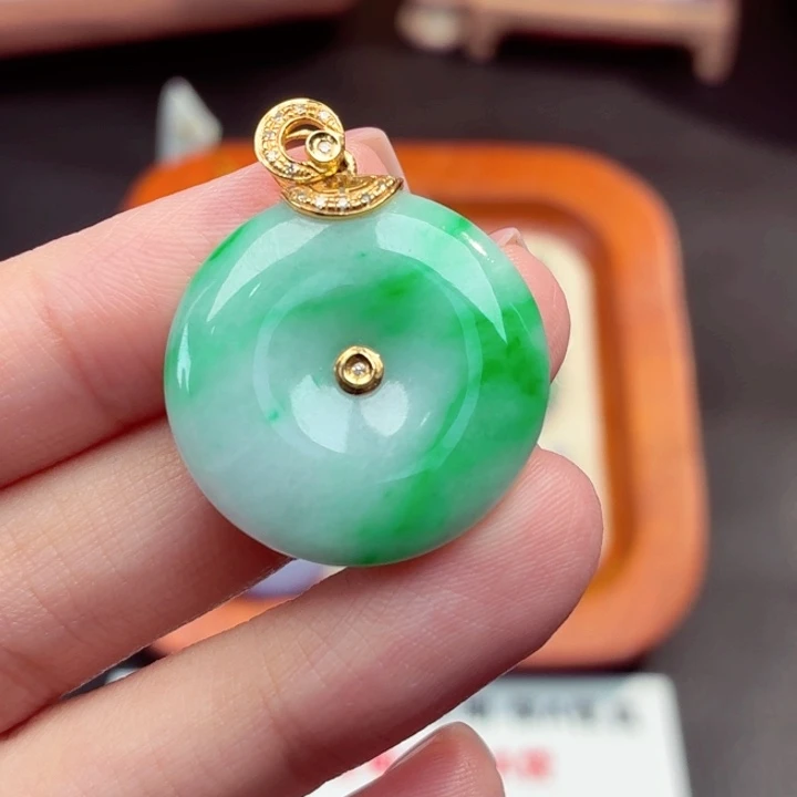 翡翠18K金镶嵌颈饰