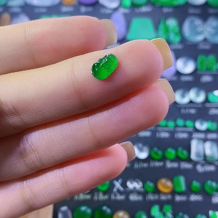 翡翠未镶嵌颈饰貔貅