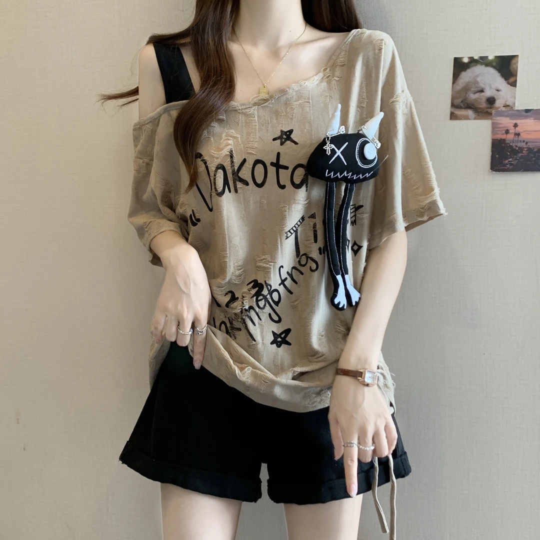 大码美拉德破洞抽绳褶皱露肩短袖t恤女胖MM挂件字母印花斜领上衣