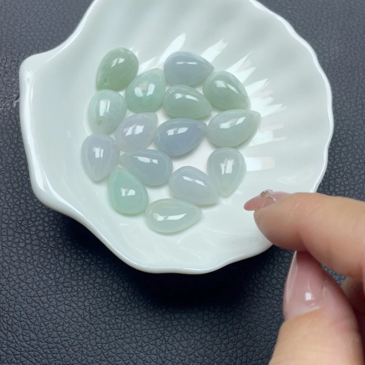 翡翠未镶嵌颈饰心形吊坠