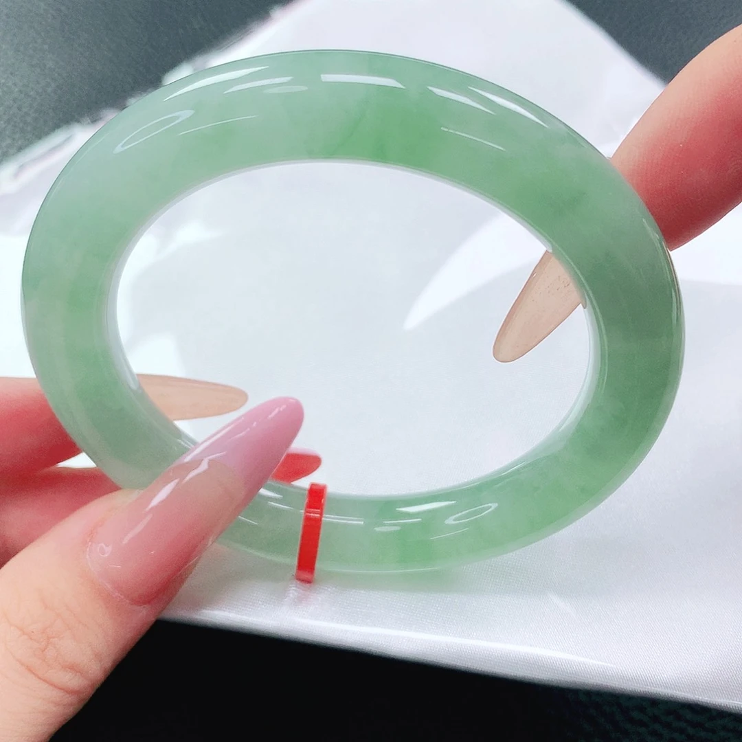 翡翠手镯未镶嵌55圈