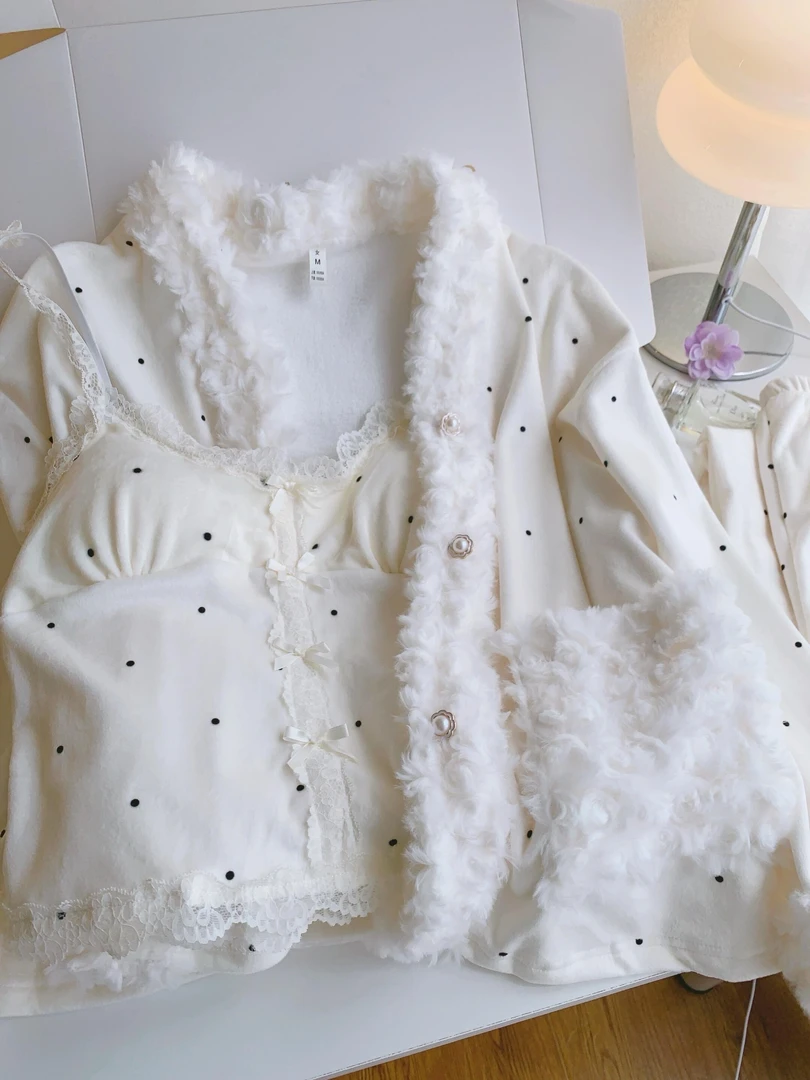 柔软海岛绒睡衣女款2025新款秋冬保暖家居服纯欲吊带三件套带胸垫