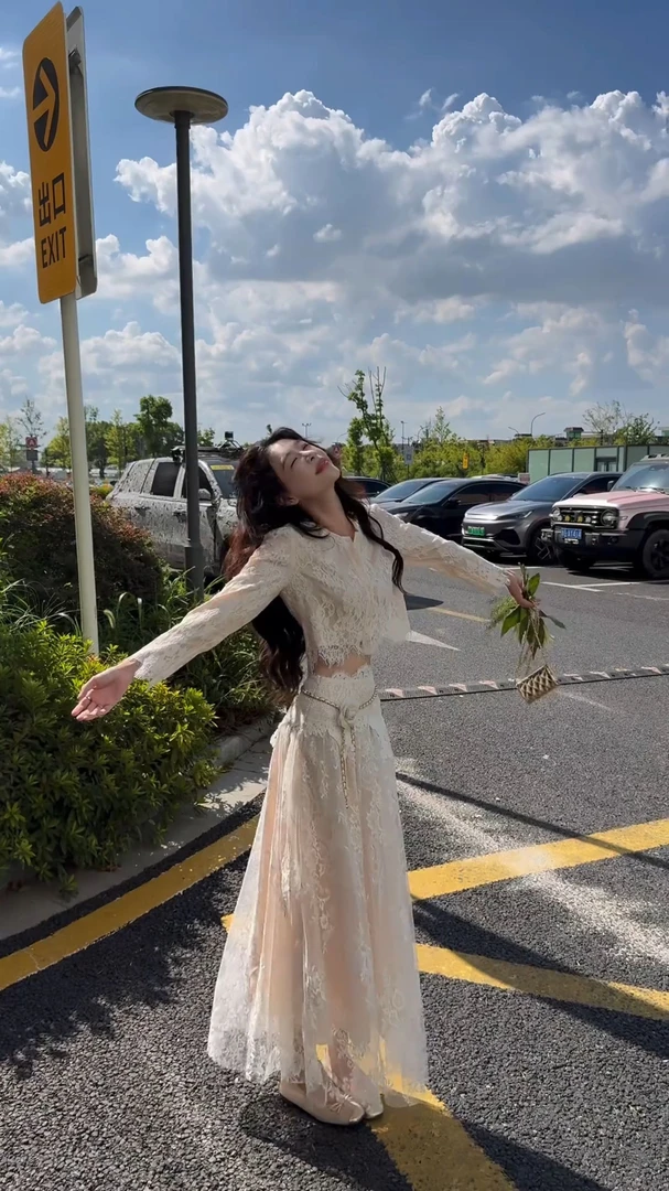 2025早秋新款女装法式气质女神范圆领蕾丝上衣高腰显瘦半身长裙子