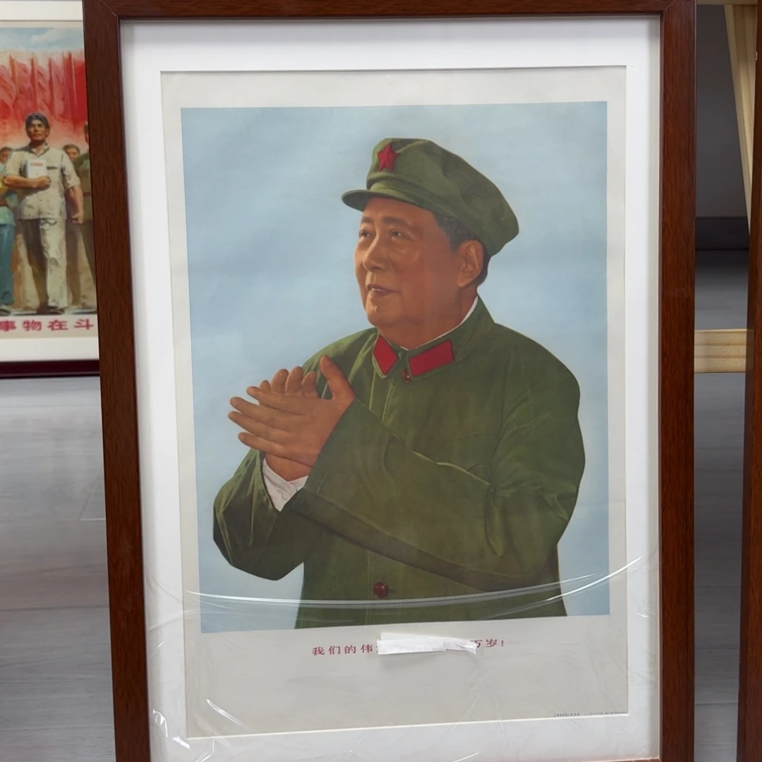 四开军装拍手像 带框64×46厘米
