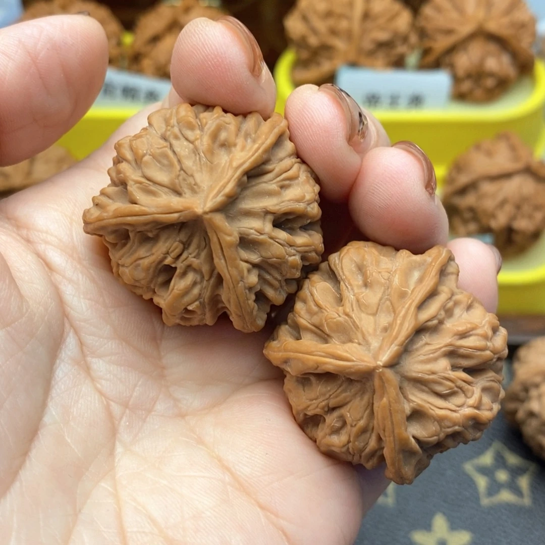 黄***文玩核桃把件643号牡丹花王奔