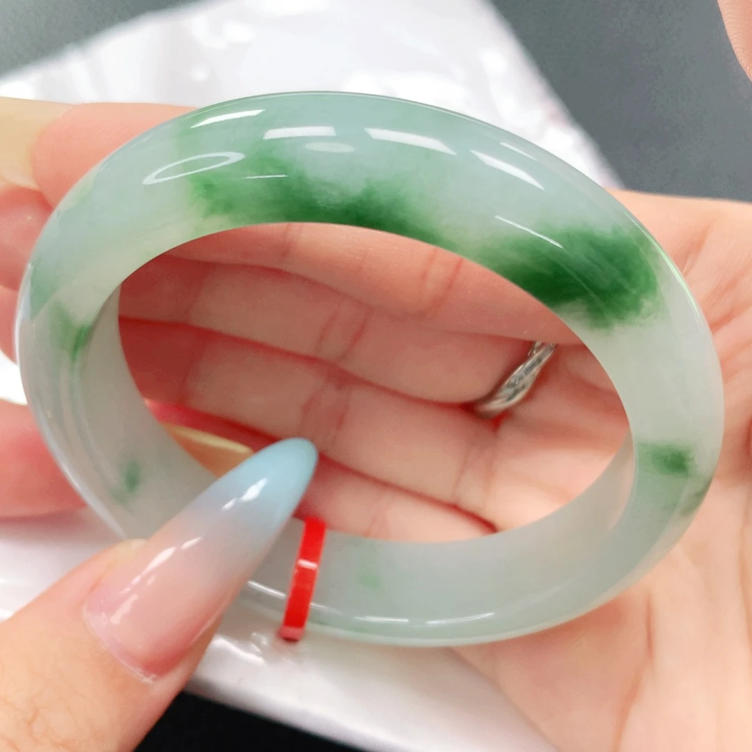 翡翠手镯未镶嵌52。