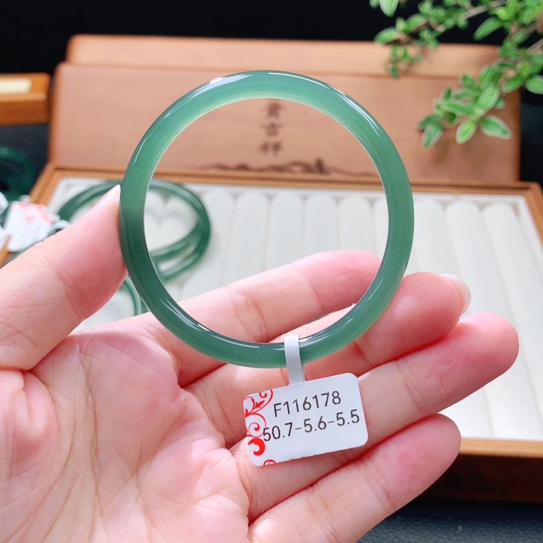 翡翠未镶嵌手镯（圆镯）