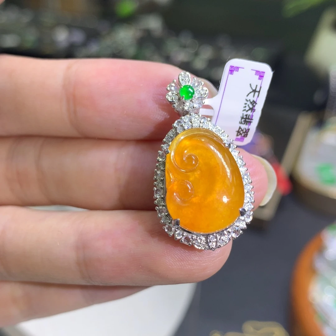 颈饰18K金镶嵌翡翠