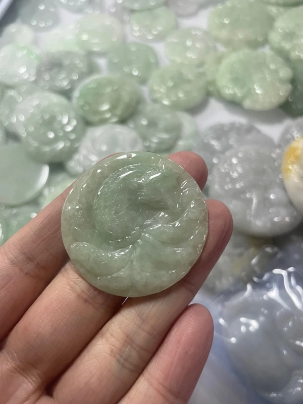天然翡翠A货九尾狐