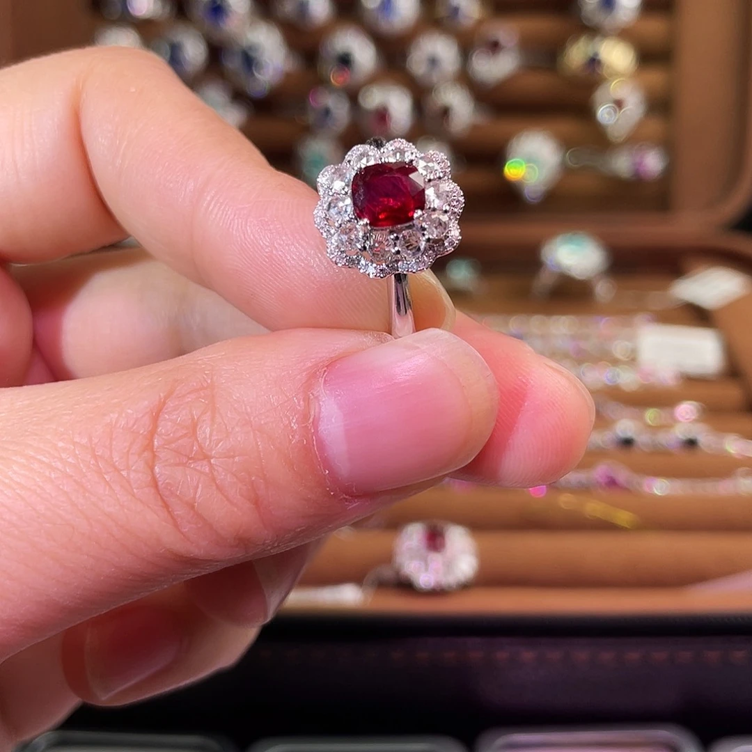 红宝石戒指18K金镶嵌