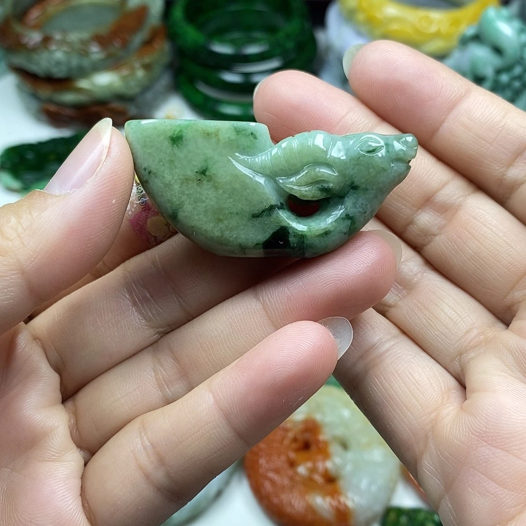 颈饰未镶嵌翡翠摆件