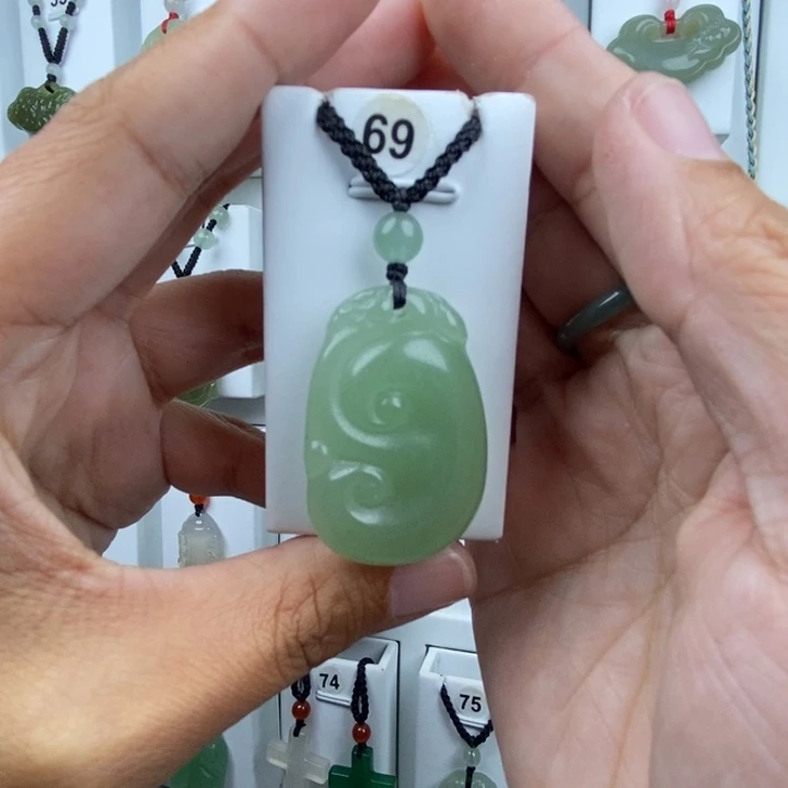 荷***》石英质玉未镶嵌颈饰