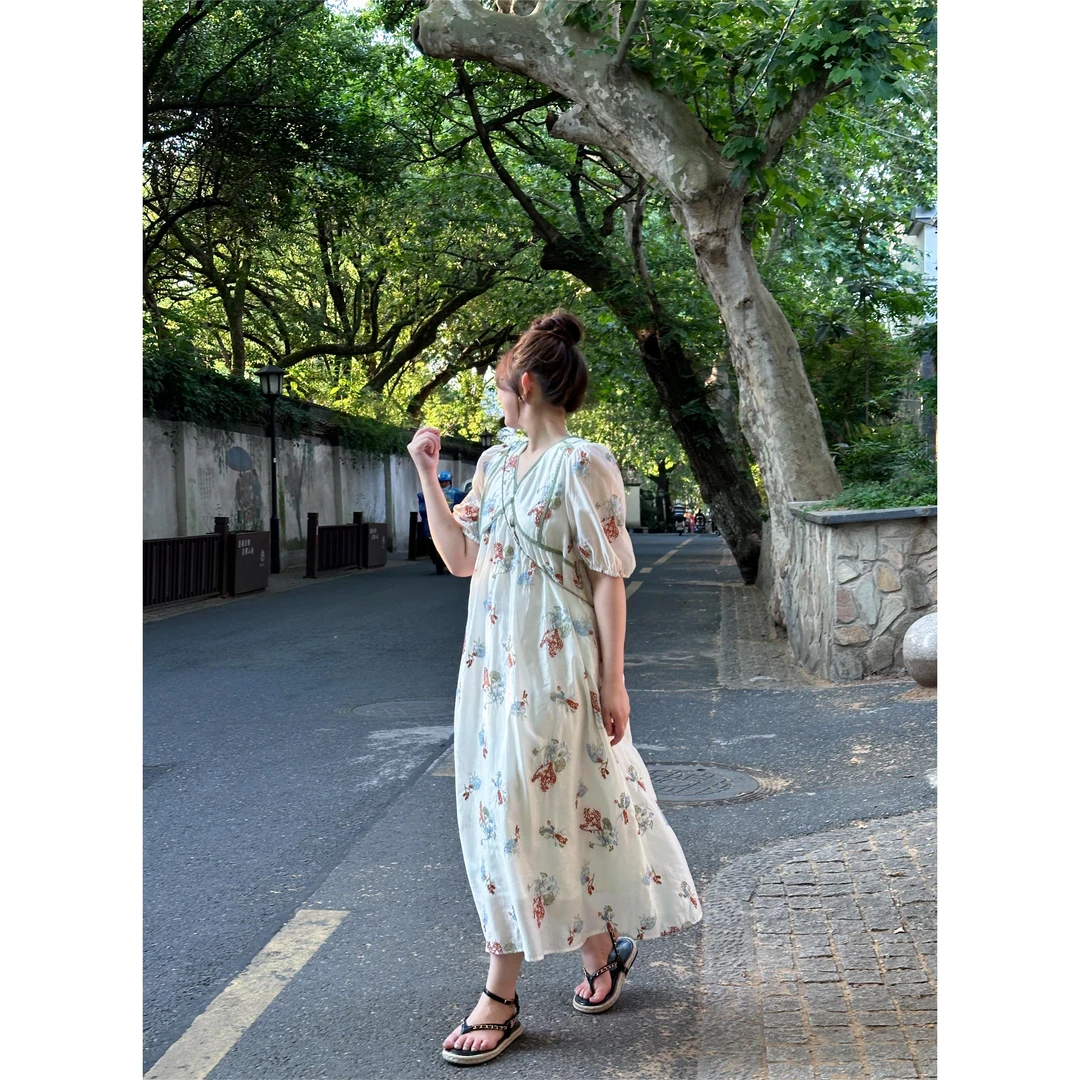 晶咕【蝶梦仲夏】夏季碎花显瘦气质重工刺绣V领潮流宽松连衣裙