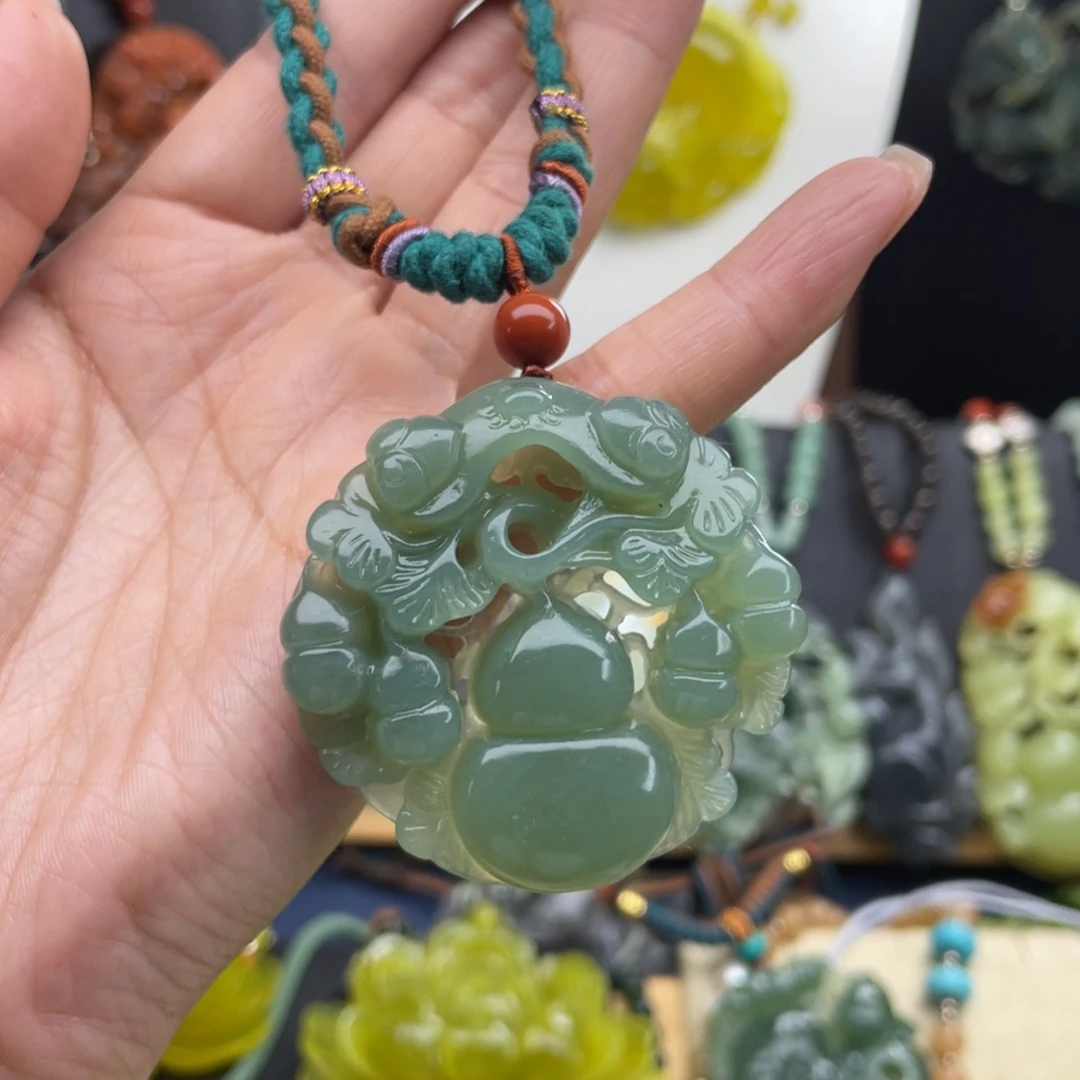 蛇纹石玉未镶嵌颈饰