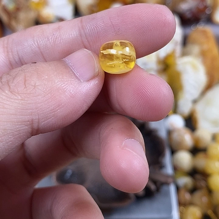 琥珀未镶嵌裸石亲