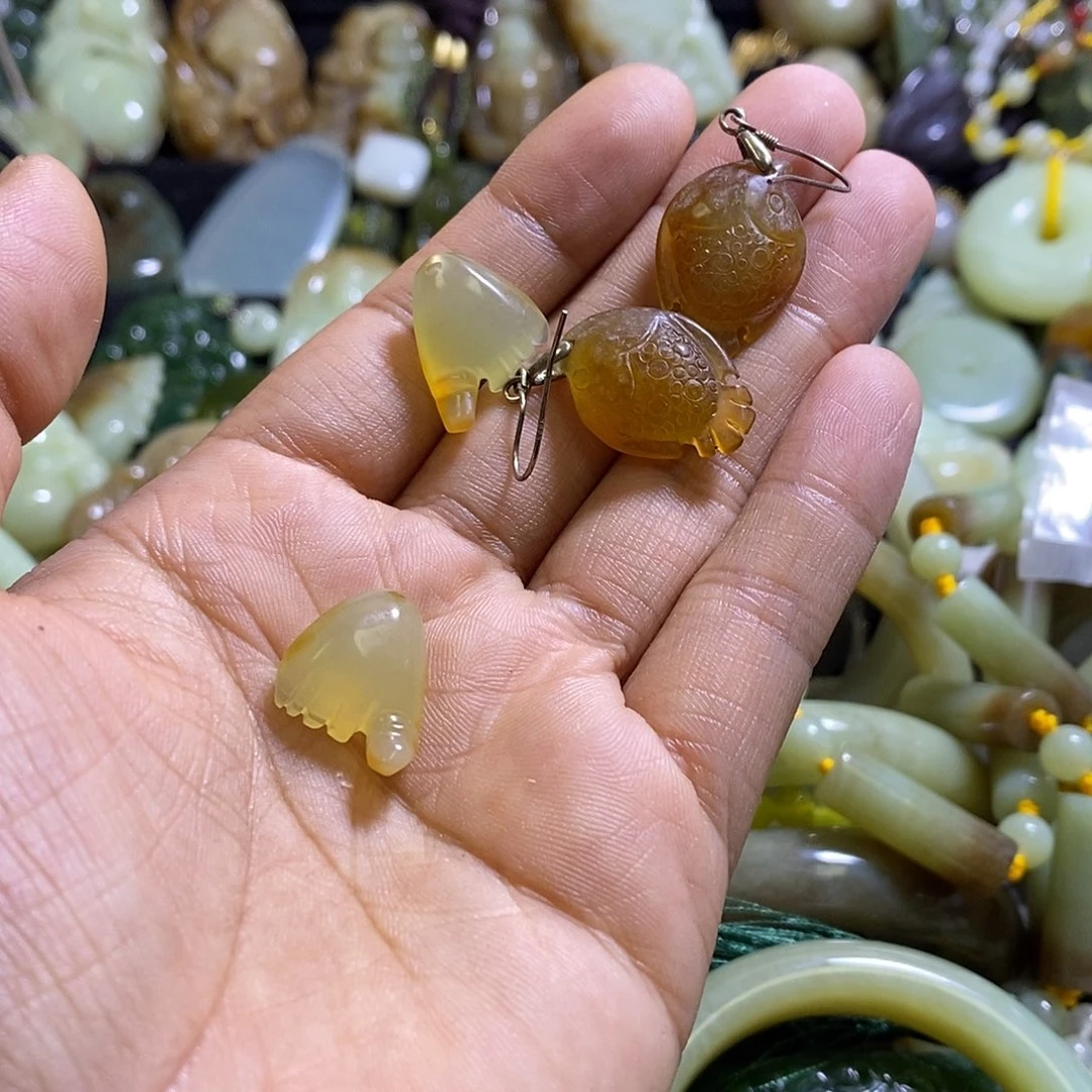 未镶嵌岫玉耳环两对
