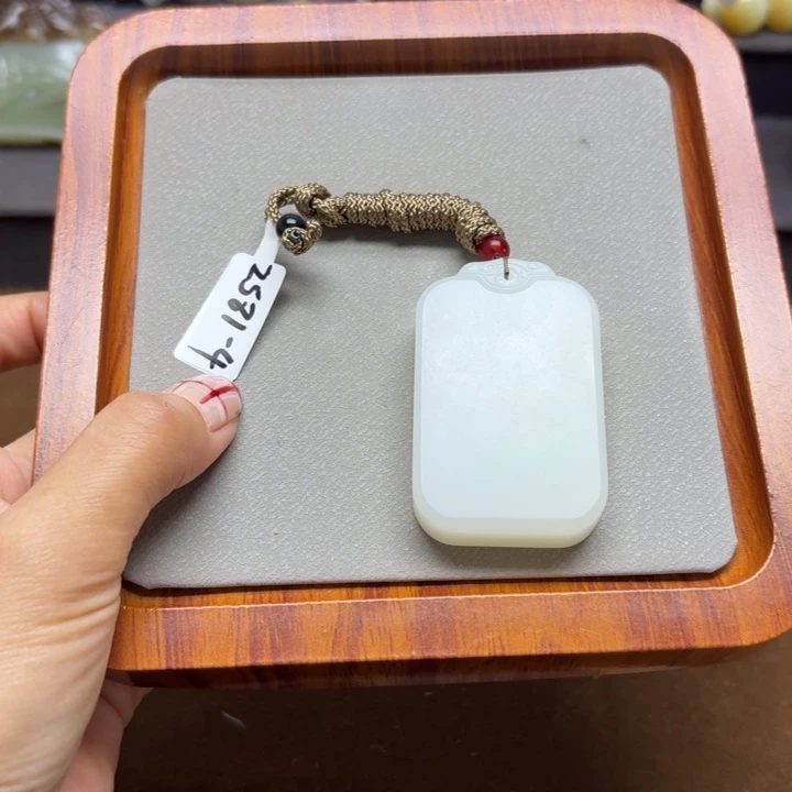 李***白和田玉未镶嵌颈饰